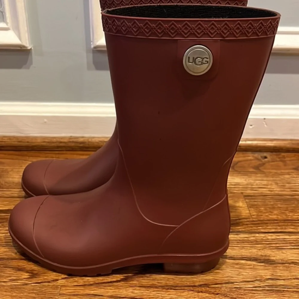 RARE UGG MAROON / CRIMSON RAIN BOOT WITH FLEECE LINED SOLE